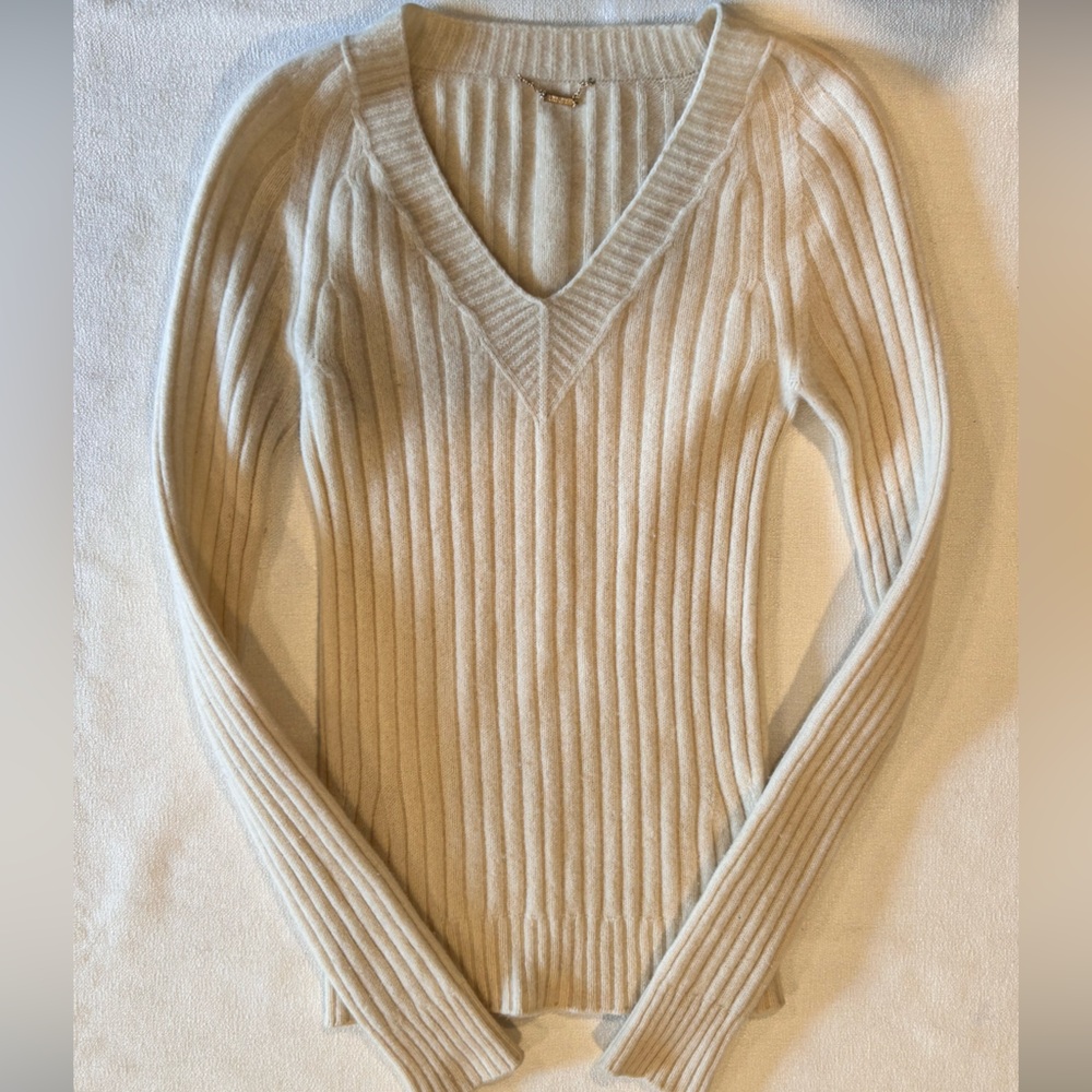 The Row Cashmere Blend Ribbed V-neck Sweater - Picture 10 of 14